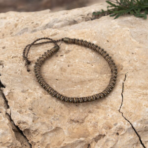 Dickes Halsband aus Hanf und Jute in Erdfarben mit vielen kleinen Metallperlen.