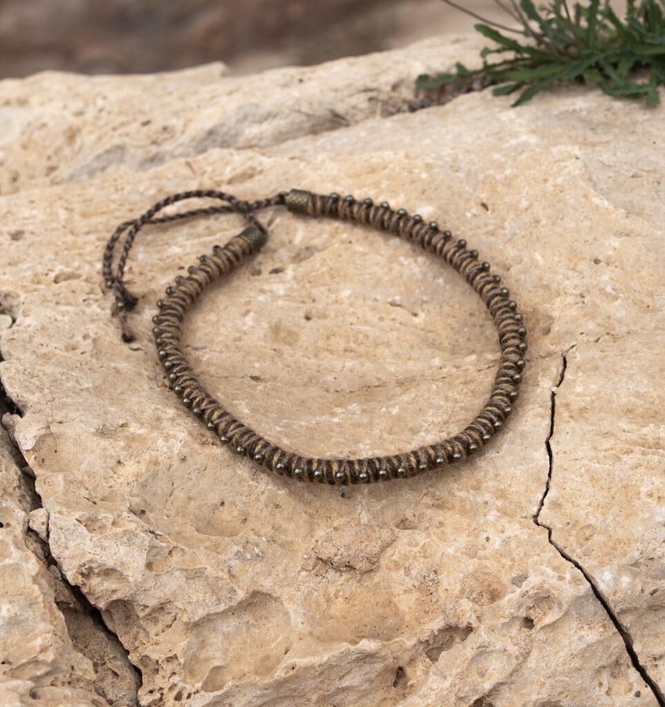 Dickes Halsband aus Hanf und Jute in Erdfarben mit vielen kleinen Metallperlen.