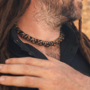 Halsband aus Hanf mit Holzperlen