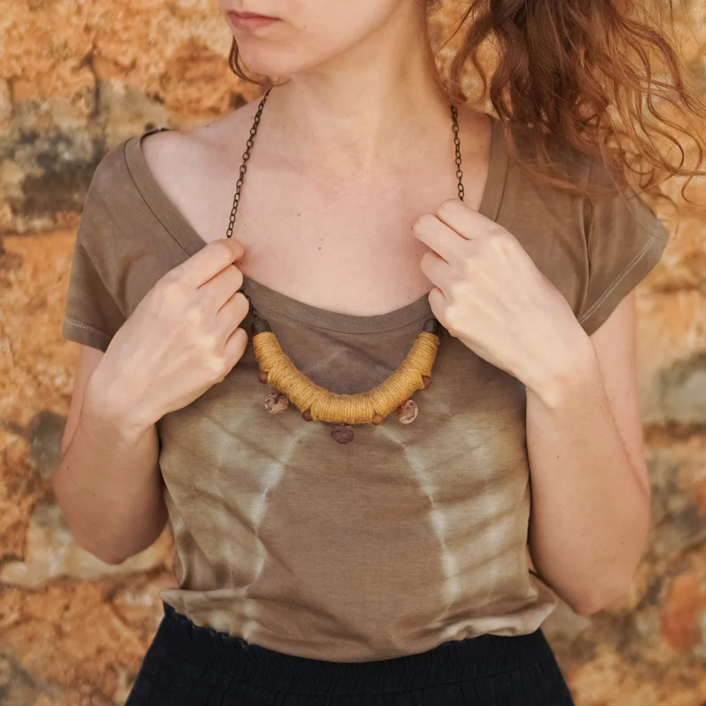 Lange Kette mit Hanf und Muschelplättchen getragen