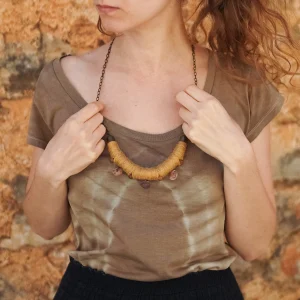 Lange Kette mit Hanf und Muschelplättchen getragen
