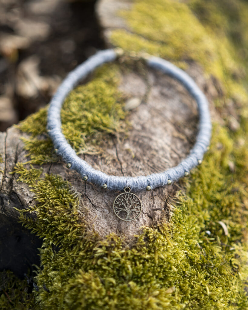 Graues Halsband aus Hanf mit Metallperlen und Lebensbaum-Anhänger