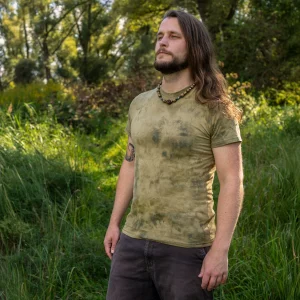 Grünes T-shirt im taillierten Herrenschnitt mit abstrakt gebleichtem Muster