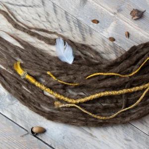 Close-up von gelbem Haarwrap aus Hanf und Jute mit Lotus-Anhänger